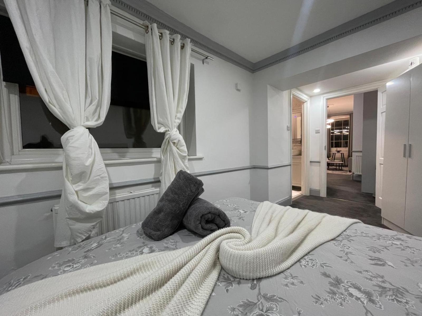 Apartment Modern & 1 Bedroom For 4 Guests In *