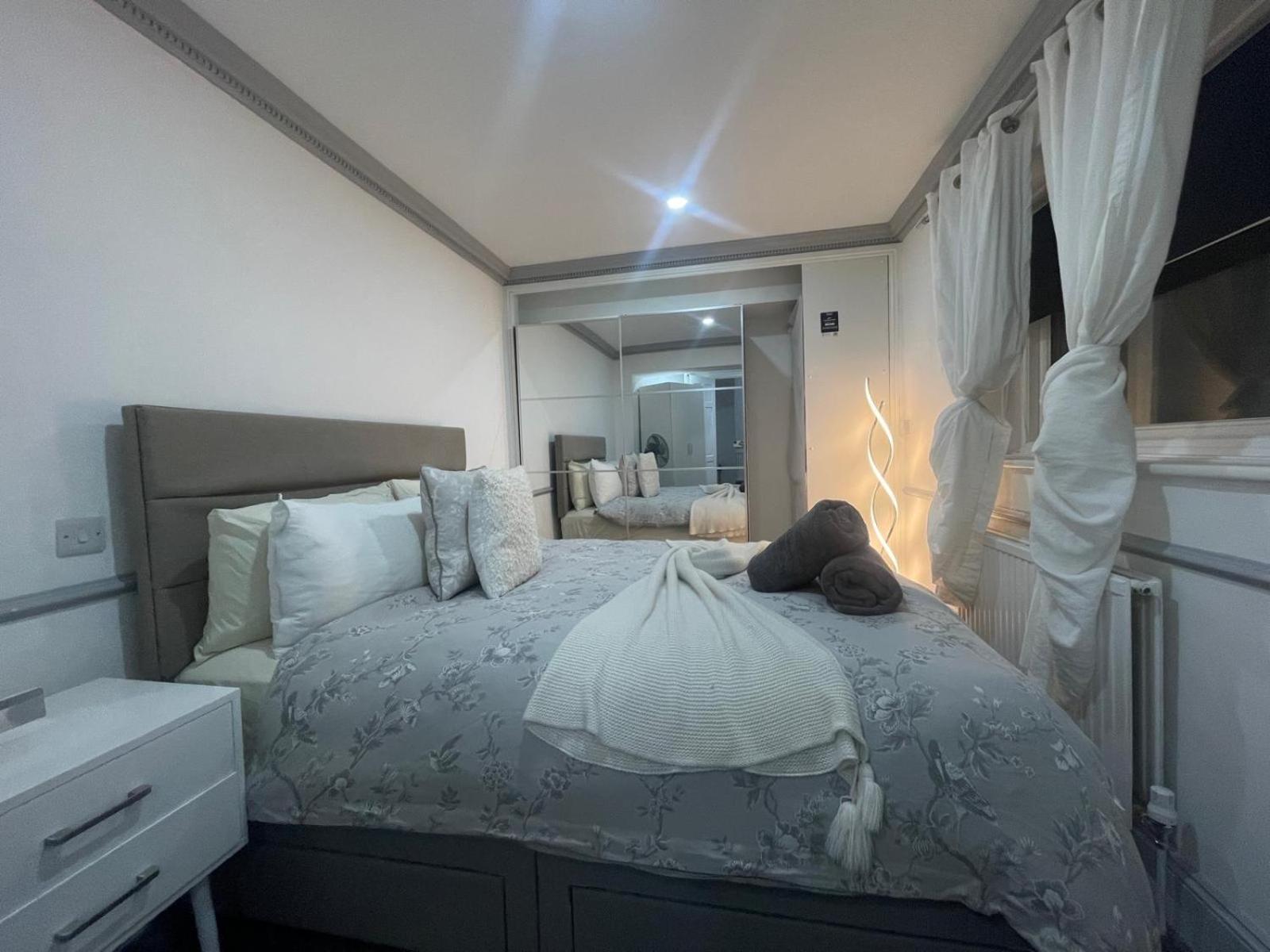 Modern & 1 Bedroom For 4 Guests In *
