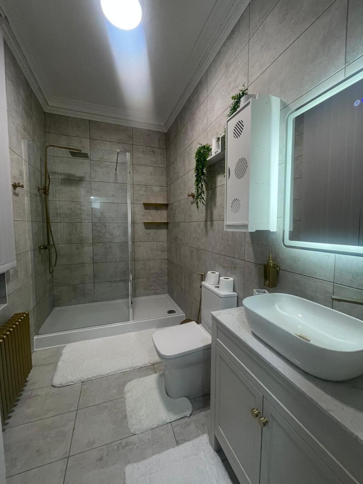 Modern & 1 Bedroom For 4 Guests In *